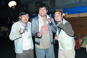 「絶望できない男」の撮影中の様子。左から岡野陽一、板倉武志、W刑事・華井二等兵