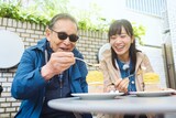 スイーツの町・自由が丘でモンブランを味わうタモリと佐藤茉那（NHKアナウンサー）