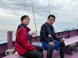 船上で腹を満たす福留光帆とダイアン津田