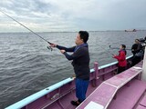 釣りに集中するダイアン津田