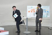 「na, ka, ta, nakata」と歌い出す例えば炎タキノ（左）と、「やめろ、退所した人のこと」とツッコむ田上（右）