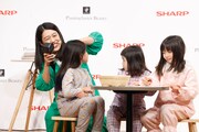 子役たちの髪を乾かす横澤夏子