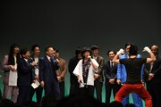 Tシャツを切る場所を間違えたこともアピールする虹の黄昏・かまぼこ体育館