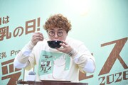 うどんを試食するマユリカ中谷