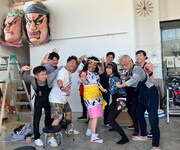 竹浪比呂央ねぶた研究所を訪れたキンタロー。（中央）