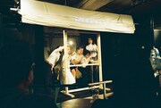 ボッチンと愉快で奇妙な仲間たちによる、新世界での公演の様子。(撮影:normaratani)