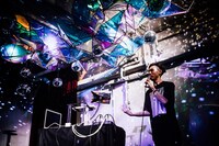 REATMOによる新世界での公演の様子。