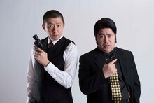 左から荒川良々、皆川猿時。