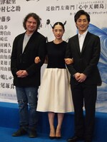 カメラマンの「腕を組んでください」というリクエストに、はにかみながら応じる3人。（左から）デヴィッド・ルヴォー、深津絵里、中村七之助。