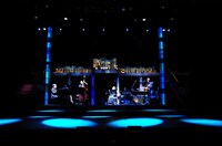 バンドが生演奏を繰り広げる、「恋と音楽」シリーズ過去公演の様子。