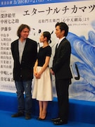 デヴィッド・ルヴォーの一言に和やかに応じる深津と七之助。