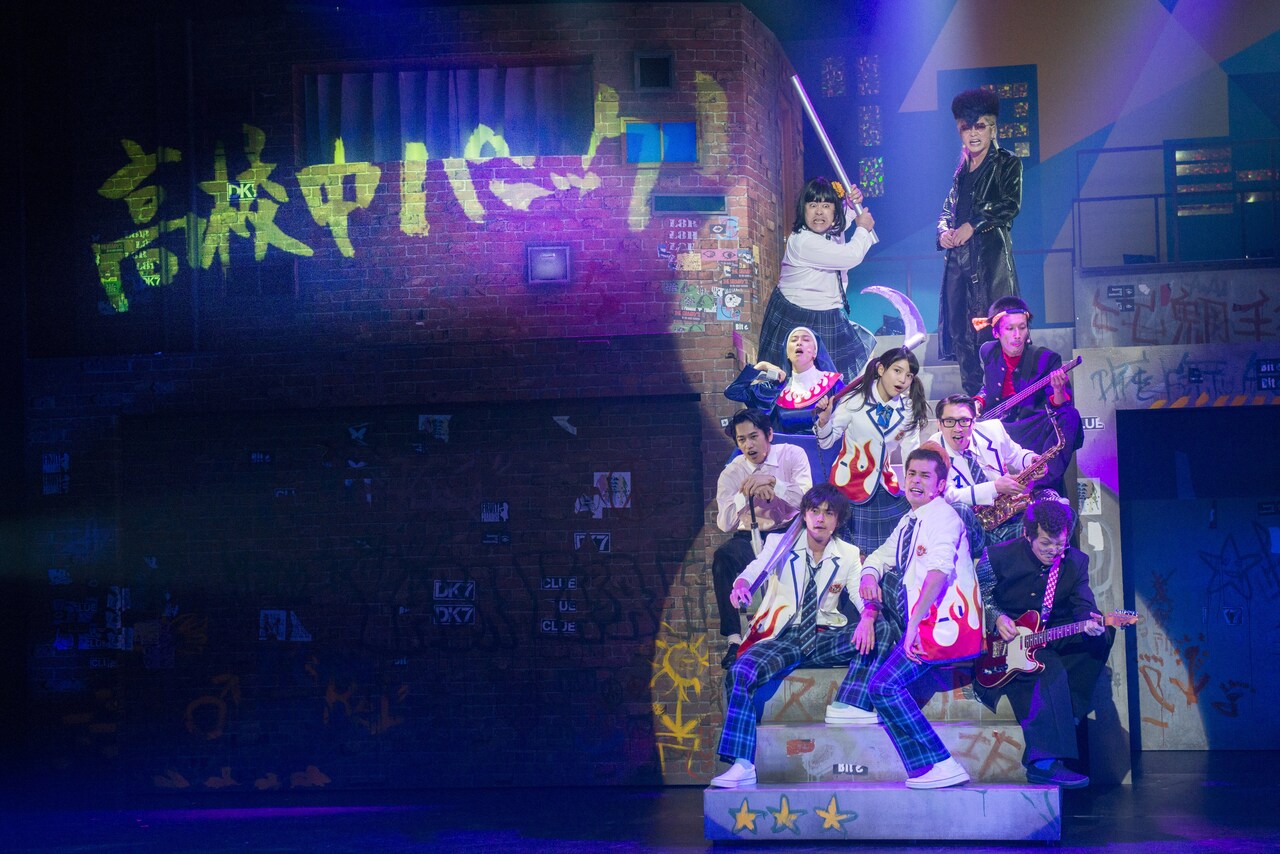 2013年に上演された、大パルコ人2 バカロックオペラバカ「高校中パニック！ 小激突!!」より。（撮影：引地信彦）