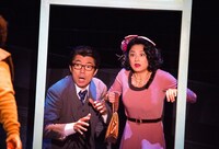 2015年上演の「グッドバイ」舞台写真。左から仲村トオル、本作で読売演劇大賞 主演女優賞を受賞した小池栄子。（撮影：引地信彦）