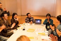 グループ・ミーティングの様子。 (Photo: Hideto Maezawa）