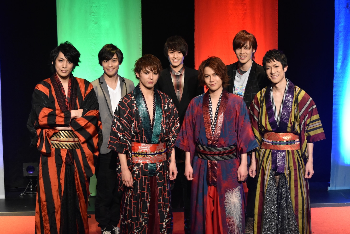 前列左より磯貝龍虎、加藤良輔、平野良、西山丈也。後列左より土屋シオン、前山剛久、碕理人。