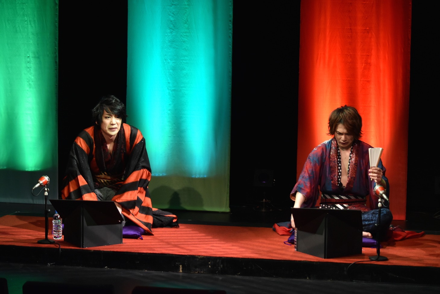 磯貝龍虎と平野良による「千両みかん」。