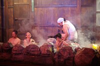 2015年上演の「地獄谷温泉 無名ノ宿」より。（Photo：杉能信介）