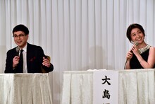 左から鈴木浩介、大島優子。