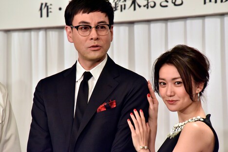 左から鈴木浩介、大島優子。