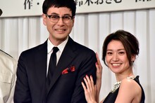 左から鈴木浩介、大島優子。