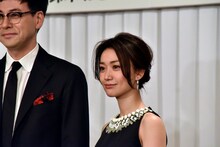 左から鈴木浩介、大島優子。