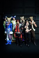 「SHOW BY ROCK!! MUSICAL～唱え家畜共ッ！深紅色の堕天革命黙示録ッ！！～」囲み取材の様子。前列左から三津谷亮、米原幸佑、鳥越裕貴。後列左から橋本祥平、月岡弘一、輝馬、滝川英治。
