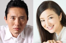 左から松重豊、鈴木京香。