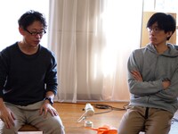 合同取材の様子。左から岡田利規、久門剛史。