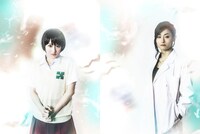左より、桃瀬美咲演じる三島リサ、吉川麻美演じる舞台版のオリジナルキャラクター・大沢。