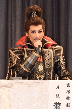 宝塚月組トップ龍真咲 ラスト公演に懸ける思い語る 織田信長に命を吹きこみたい ステージナタリー