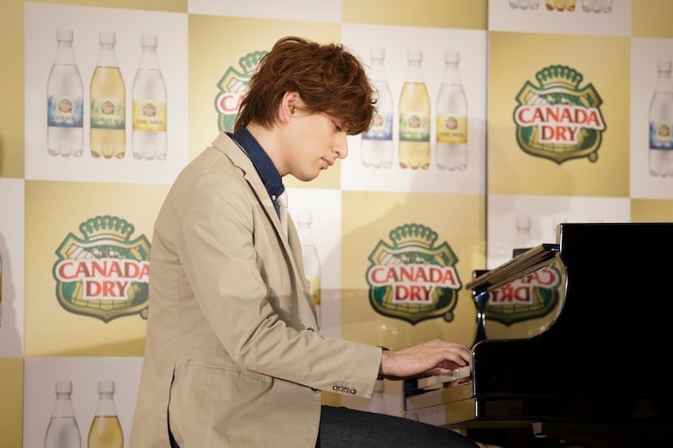城田優がパーティ会場で軽快にピアノ演奏 カナダドライ 新cm ステージナタリー