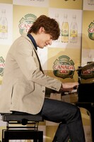 ピアノの生演奏を披露した城田優。