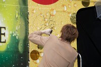 車体にサインをする城田優。