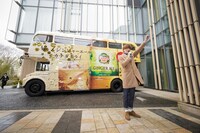 フルラッピングされた2階建てバスは、2月21日まで東京都心で運行。