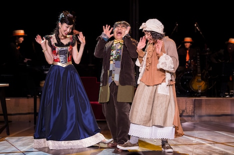 恋と音楽 FINAL~時間劇場の奇跡~」より。左から真飛聖、小倉久寛、北村岳子。(撮影:引地信彦)