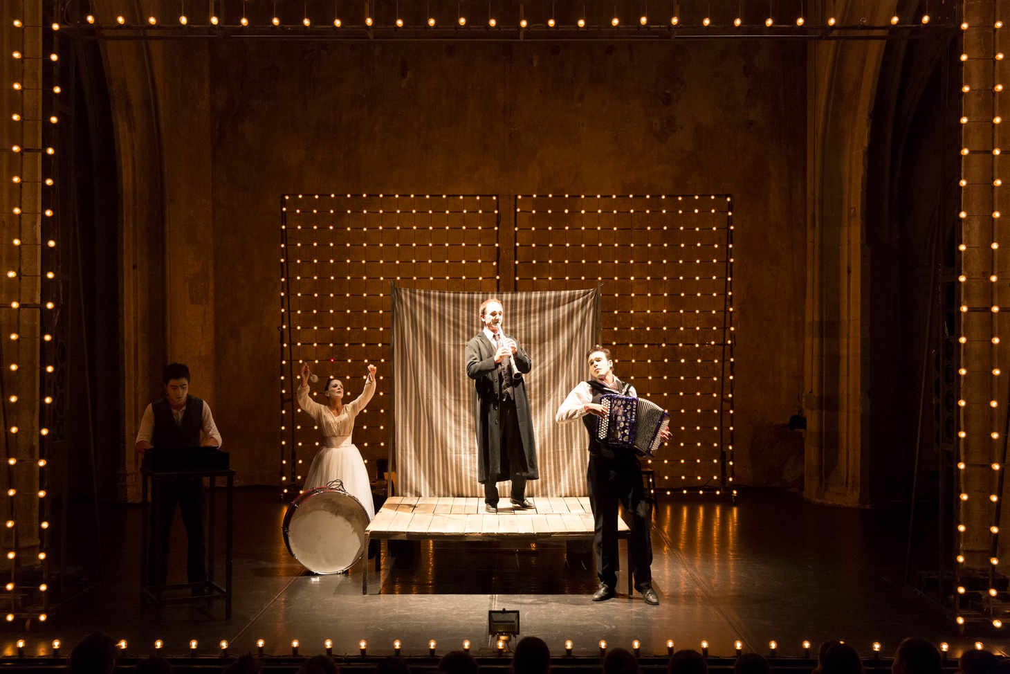 「グリム童話『少女と悪魔と風車小屋』」（c）Christophe RAYNAUD DE LAGE / Festival d'Avignon