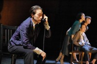 2015年に上演されたカンパニーデラシネラ 白い劇場第一回公演「分身」より。（撮影：清水俊洋）