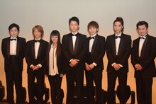 囲み取材の様子。（左から）山崎銀之丞、町田慎吾、祐真キキ、馬場徹、宮崎秋人、鈴木裕樹、吉田智則。