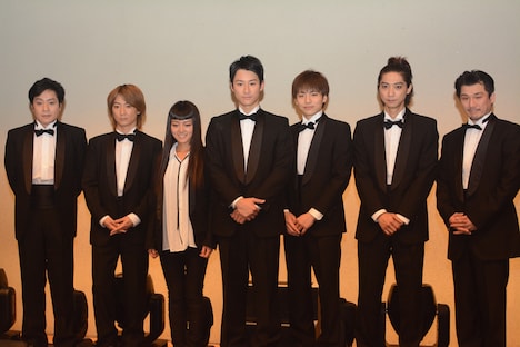 囲み取材の様子。（左から）山崎銀之丞、町田慎吾、祐真キキ、馬場徹、宮崎秋人、鈴木裕樹、吉田智則。