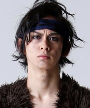 秋元龍太朗演じる青木弥二郎。（撮影：渡部孝弘）