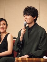 「イニシュマン島のビリー」会見より。左から鈴木杏、古川雄輝。