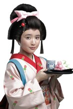 鎮西寿々歌演じる団子屋の看板娘。