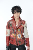 津田健次郎演じるアキヲ。