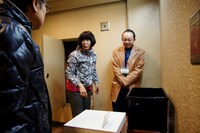 「あなたの知らない本多劇場」より。チラシ束を捨てるとそれがスイッチとなり、小さな扉から峯村リエが。（撮影：三上ナツコ）