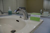 「あなたの知らない本多劇場」より。蛇口の下に手をやるとそれがスイッチに……。（撮影：三上ナツコ）