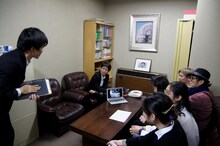 「あなたの知らない本多劇場」より。応接室にて、左から大石将弘と千葉雅子。（撮影：三上ナツコ）