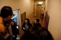 「あなたの知らない本多劇場」より。楽屋には“くつろぎすぎ”な役者たちの日常が？（撮影：三上ナツコ）