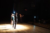 「あなたの知らない本多劇場」より。劇場の中央に立つと観客にライトが当たって……。（撮影：三上ナツコ）