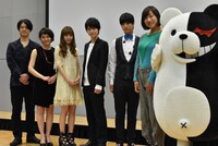 「ダンガンロンパ THE STAGE～希望の学園と絶望の高校生～2016」制作発表に登場した、（左から）松風雅也、岡本玲、神田沙也加、本郷奏多、中村優一、南海キャンディーズしずちゃん、モノクマ。