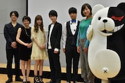「ダンガンロンパ THE STAGE~希望の学園と絶望の高校生~2016」制作発表に登場した、(左から)松風雅也、岡本玲、神田沙也加、本郷奏多、中村優一、南海キャンディーズしずちゃん、モノクマ。